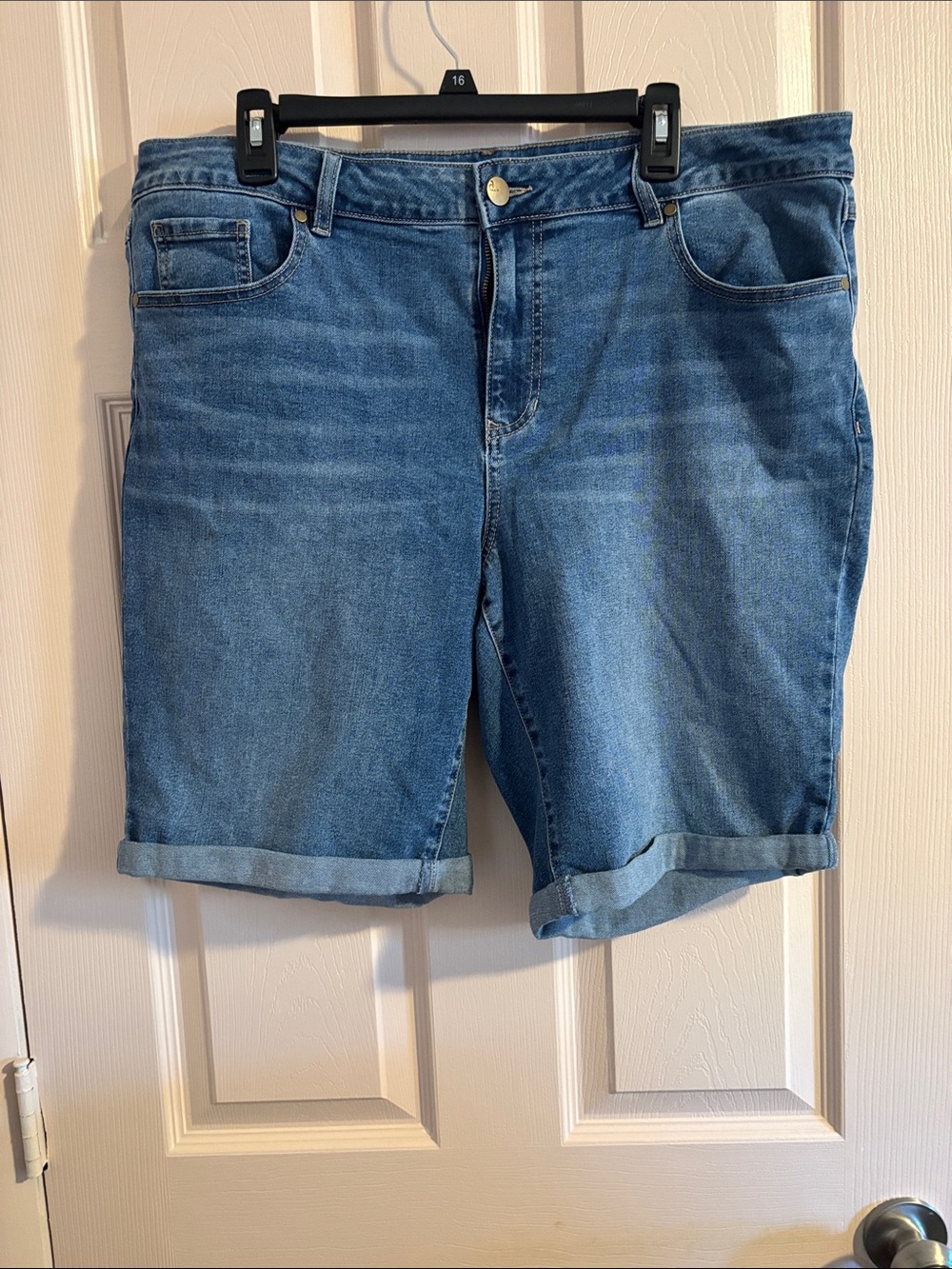 d. jeans Men's Mid Wash Denim Rolled-Cuff Shorts